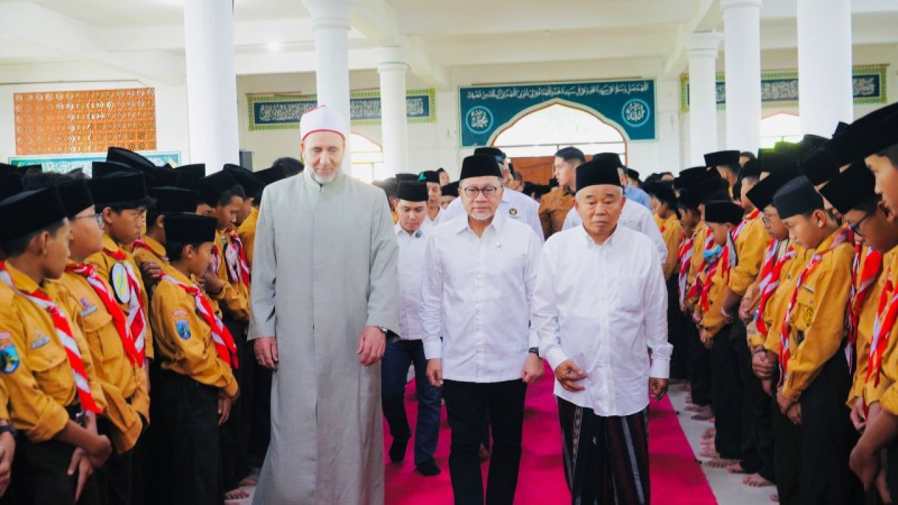 Menko Pangan RI didampingi pengasuh Ponpes Amanatul Ummah KH. Asep. (ist)