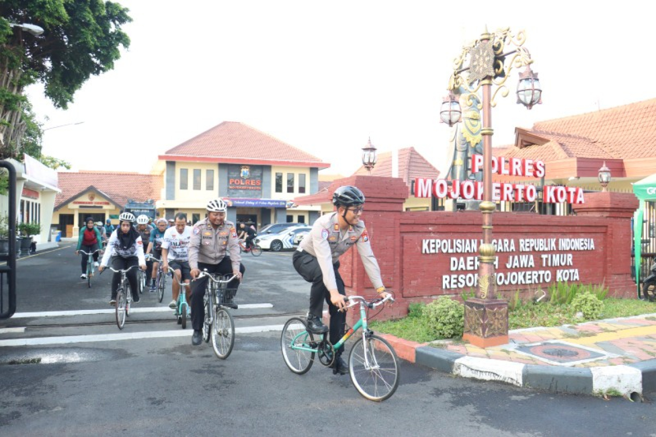 Anggota Satlantas Polres Mojokerto Kota gowes bareng komunitas mini trek. (ist)
