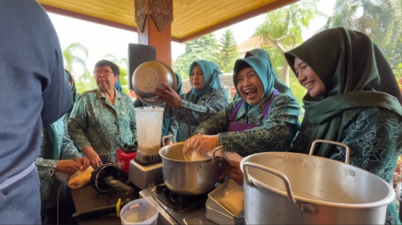 TP PKK mengikuti pelatihan olahan makanan dengan bahan baku kedelai. (ist)