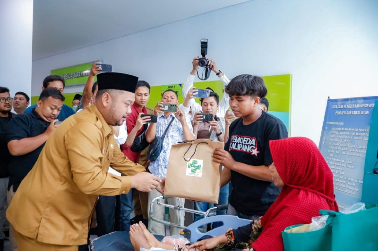 Bupati Gresik, Gus Yani memberikan bingkisan bagi pasien RSUD. (ist)