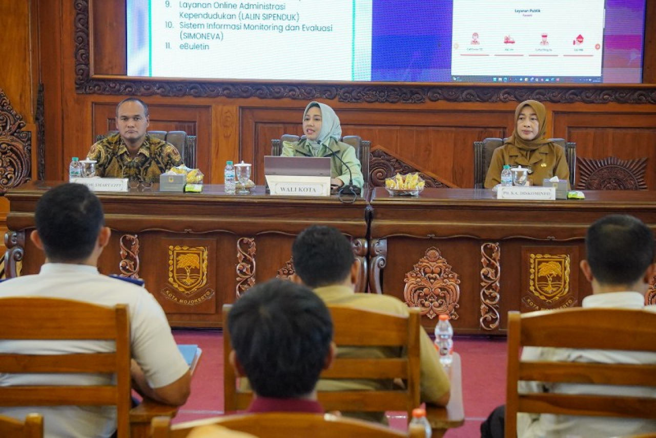 Wali Kota Mojokerto didampingi Plt. Kadis Kominfo dan nara sumber. (ist)