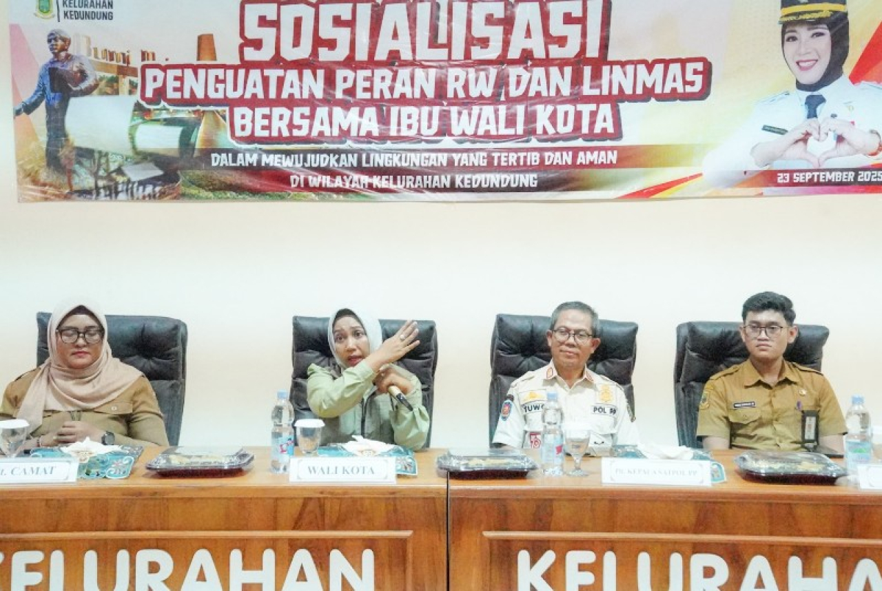 Wali Kota Mojokerto Ika Puspitasari saat memberikan sambutan pada sosialisasi penguatan peran linmas. (ist)