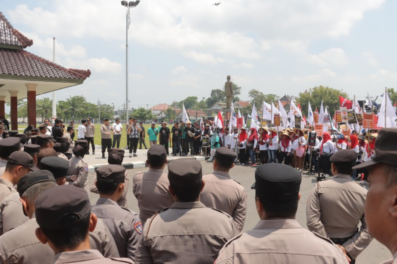 Peringati Hari Tani Nasional 2025, GMNI Blitar gelar aksi unjuk rasa yang dijaga ketat aparat kepolisian. (ist)