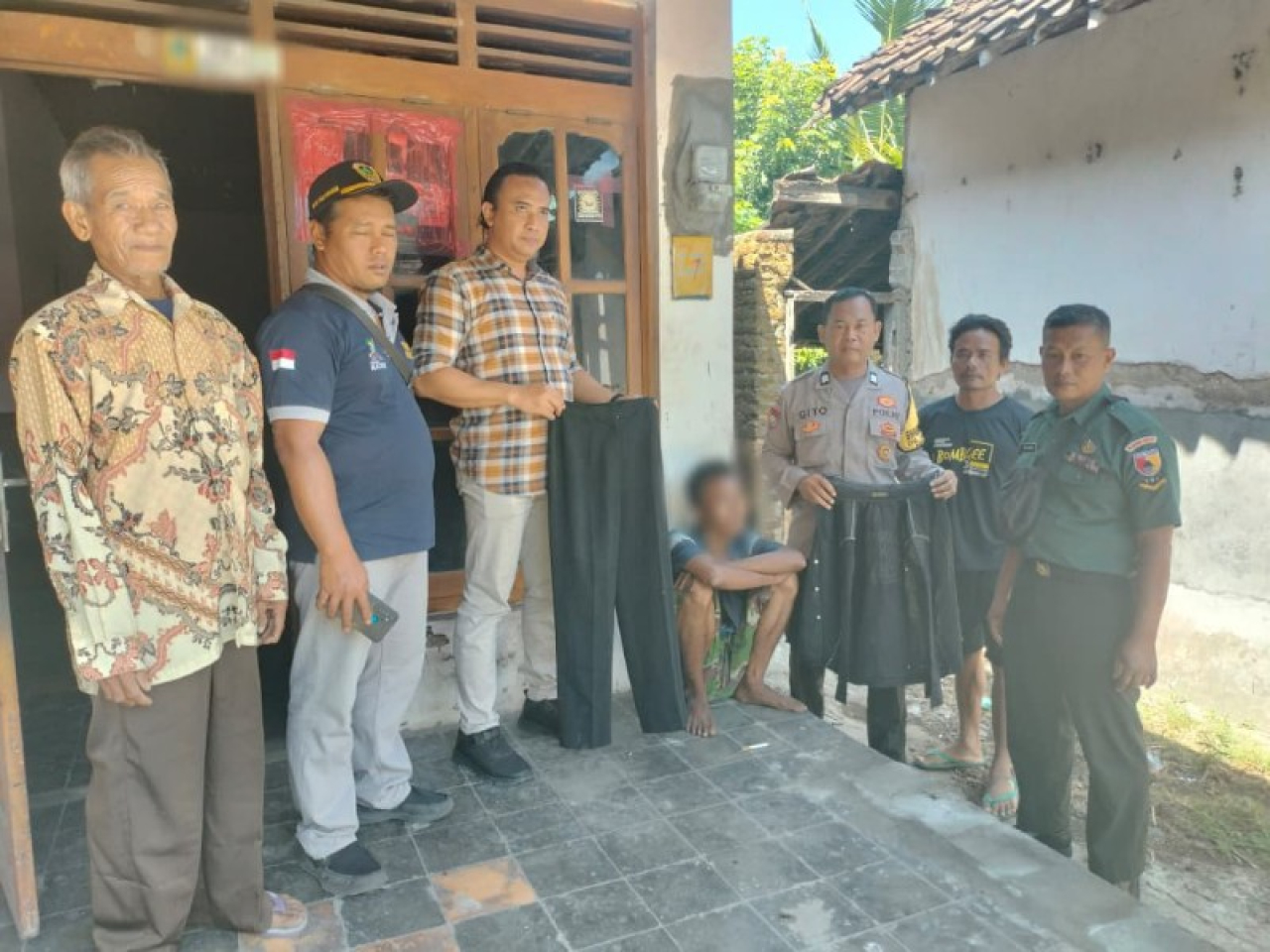 Kapolsek Geger AKP Hafiz Prasetia Akbar bersama Tiga Pilar Desa Klorogan di rumah AS. (ist)