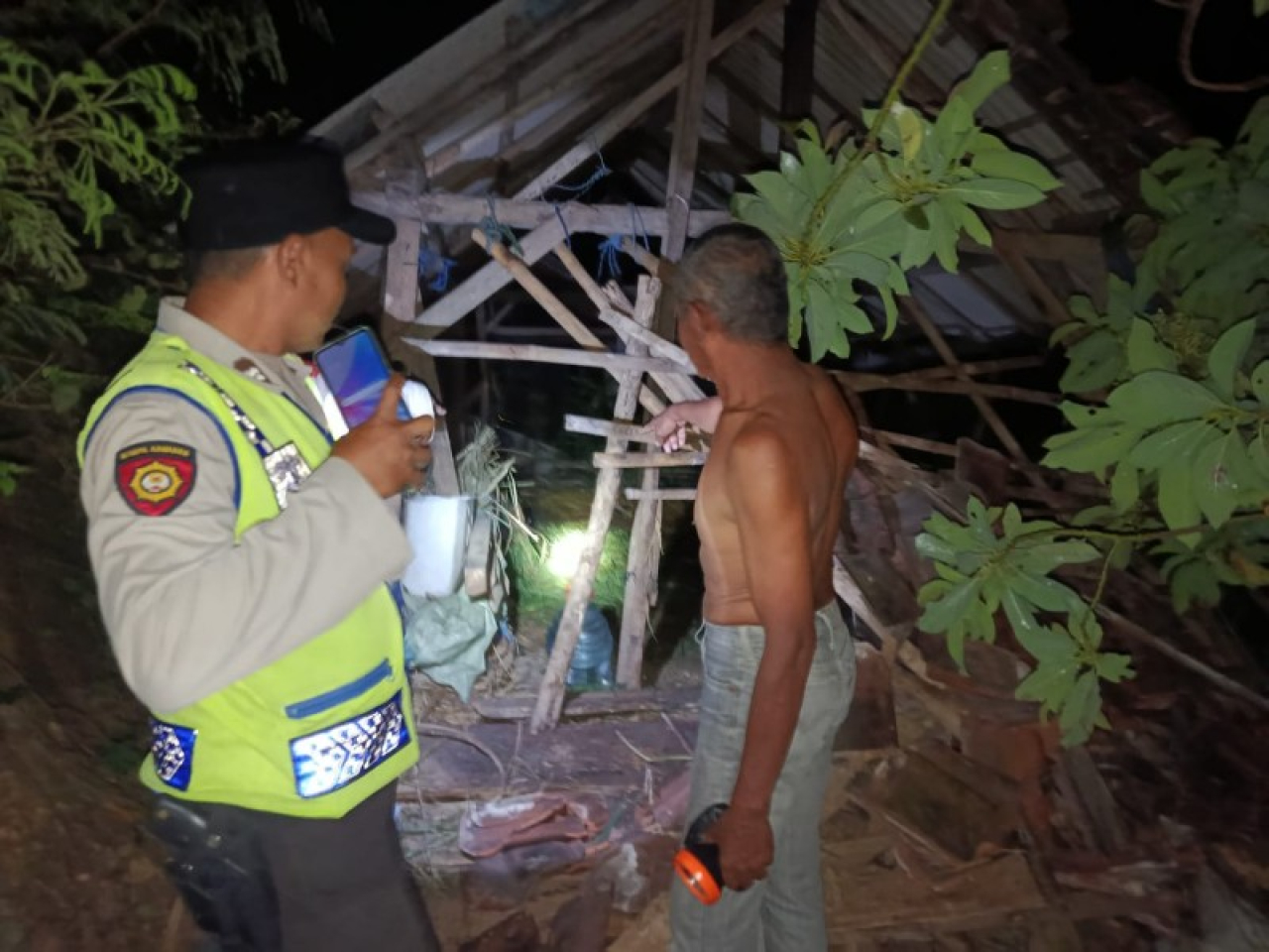 Petugas Polres Blitar saat meninjau lokasi kejadian. (ist)