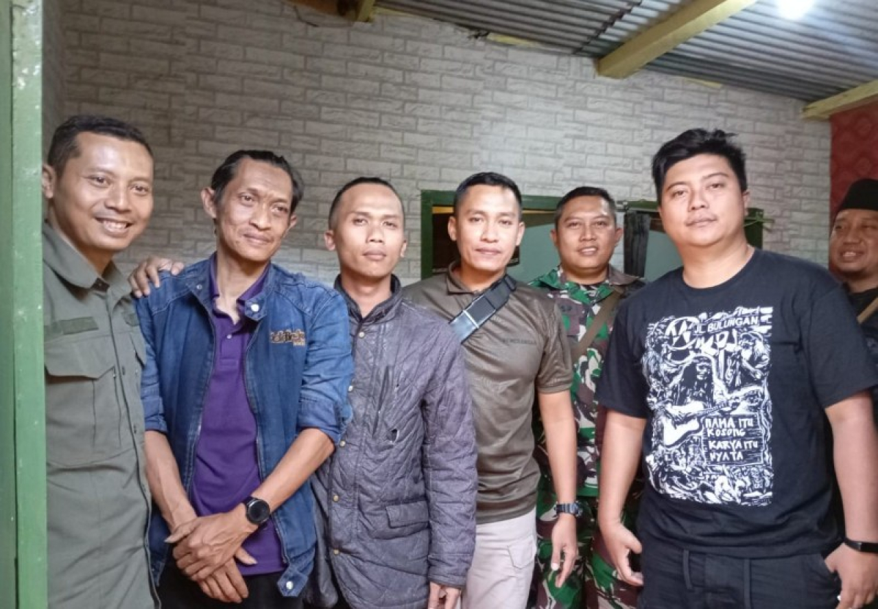 Jajaran rombongan dari Divif 2 Kostrad, Letnan Mulyanto didampingi oleh dua anggotanya, Kopral Wahyu dan Kopral Jatmiko, beserta awak media saat bertakziah ke rumah kontrakan wartawan inngalam.com Dodik Hariyanto. (ist)