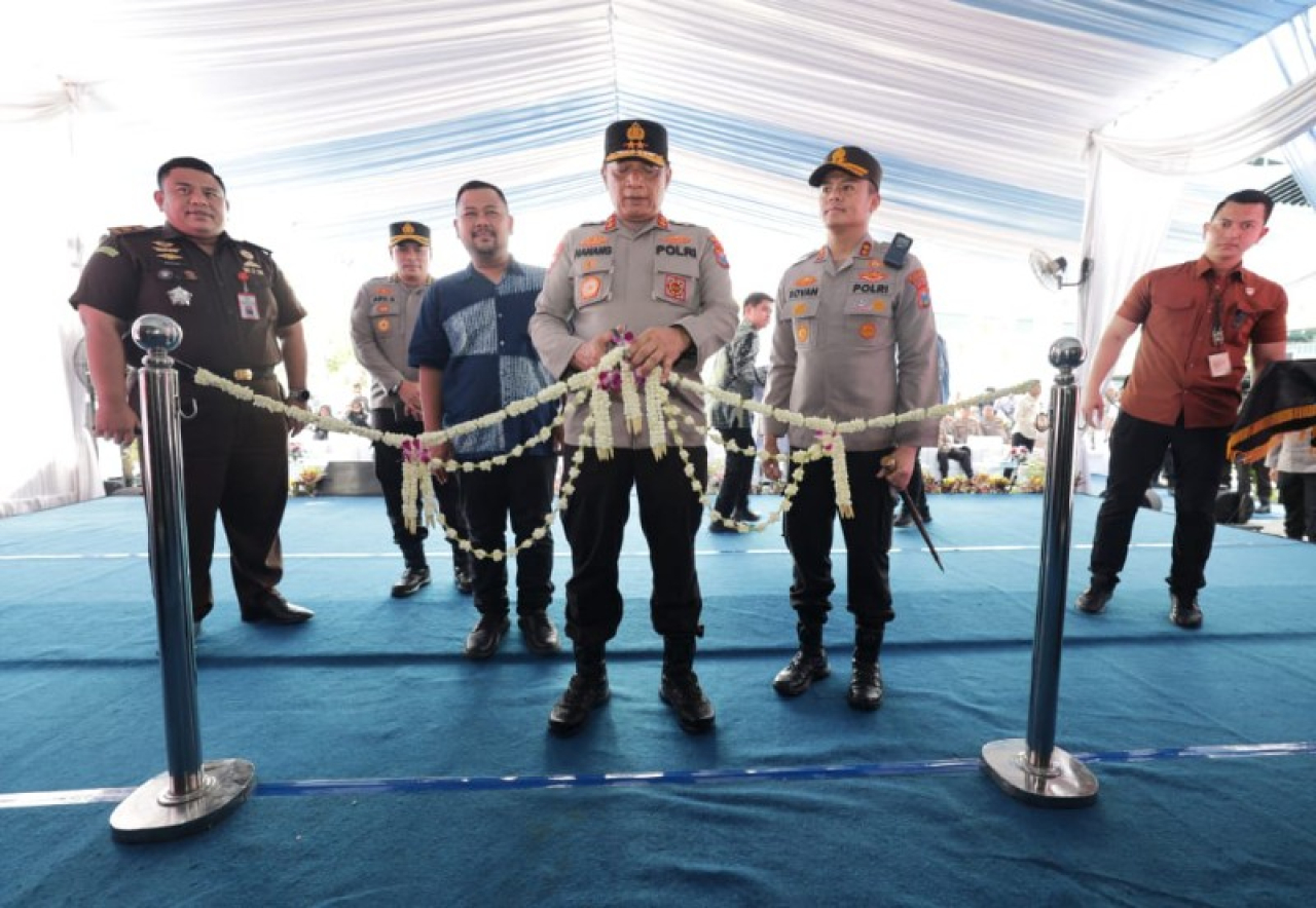 Kapolda Jatim saat peresmian SPPG didampingi Kapolres Gresik. (ist)