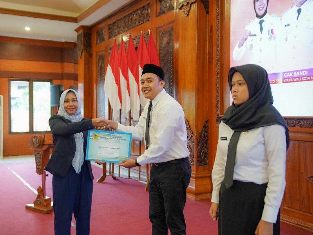 Wali Kota Mojokerto Ika Puspitasari menyerahkan secara simbolis petikan SK PPPK. (ist)