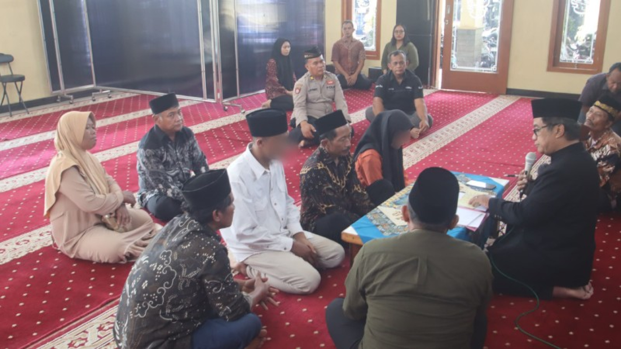 Tahanan Polres Blitar Kota saat melangsungkan pernikahan di masjid kantor polisi. (ist)