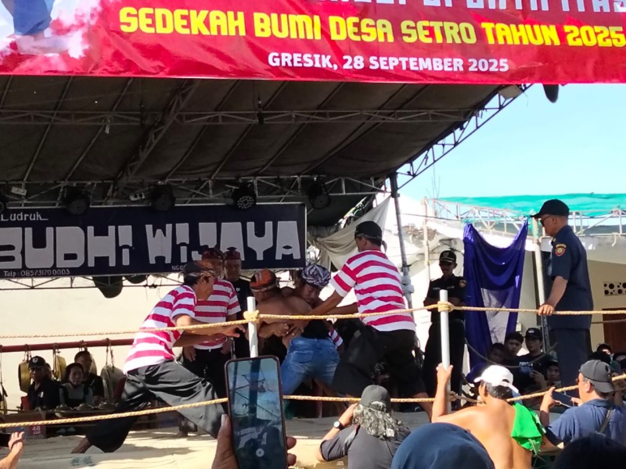 Peserta Gulat Okol yang digelar olleh Kades Setro Kecamatan Menganti Gresik. (ist)