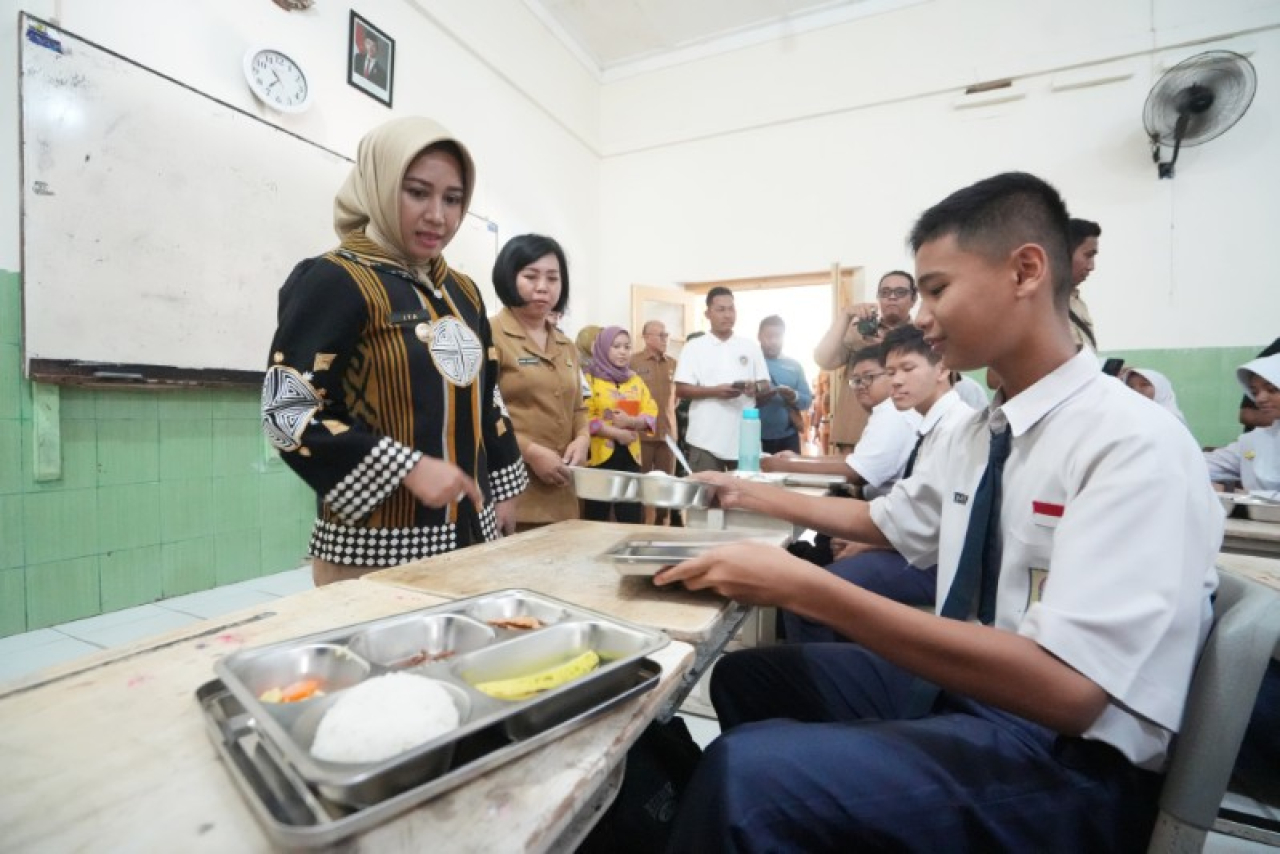 Wali Kota Mojokerto Ning Ita saat meninjau langsung terkait menu MBG di SMPN I Kota Mojokerto. (ist)