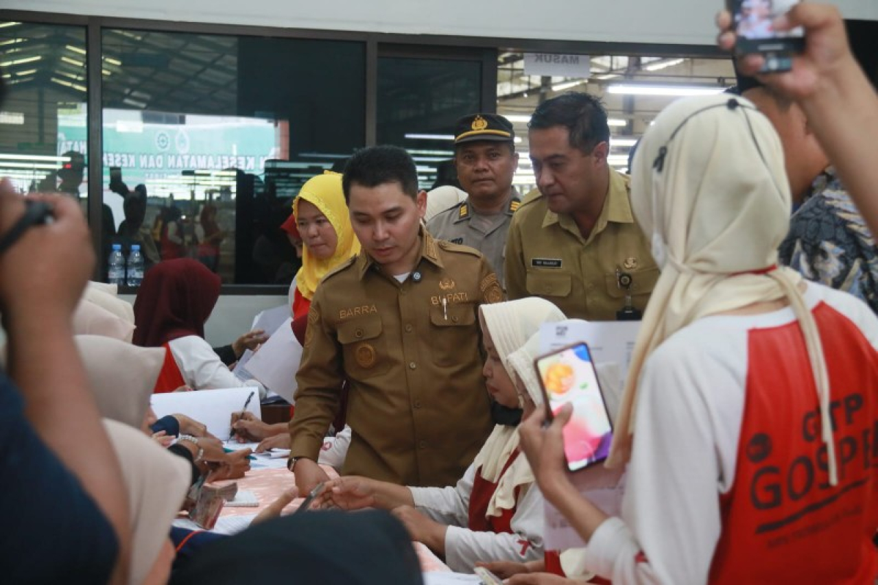 Bupati Mojokerto Gus Barra lagi menyapa buruh pabrik rokok PT. Ittihad Rahmat penerima bantuan. (ist)