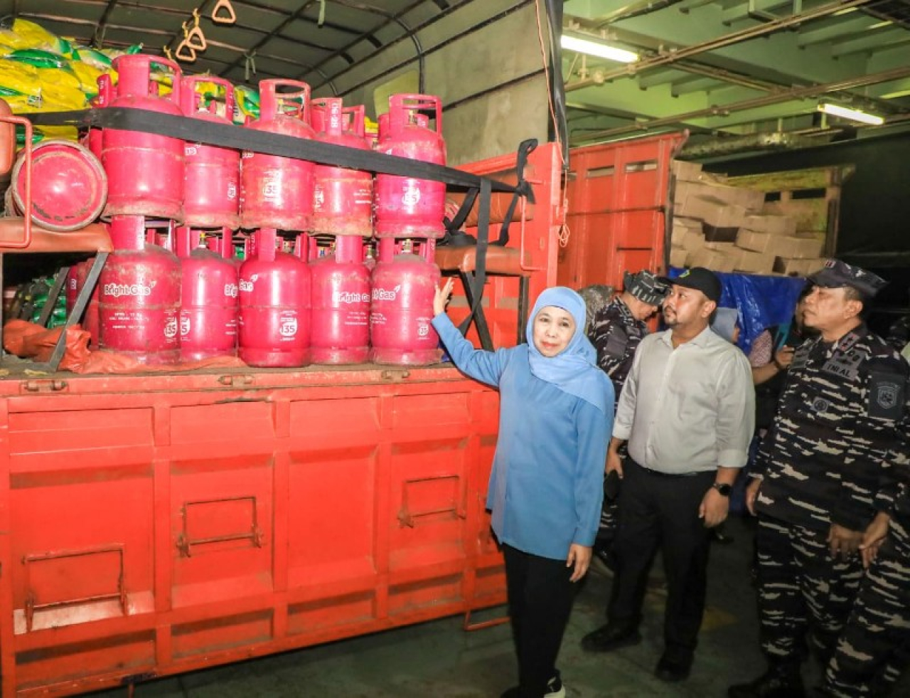 Gubernur Khofifah Kirimkan Bantuan Logistik ke Pulau Bawean dengan KRI Surabaya 591