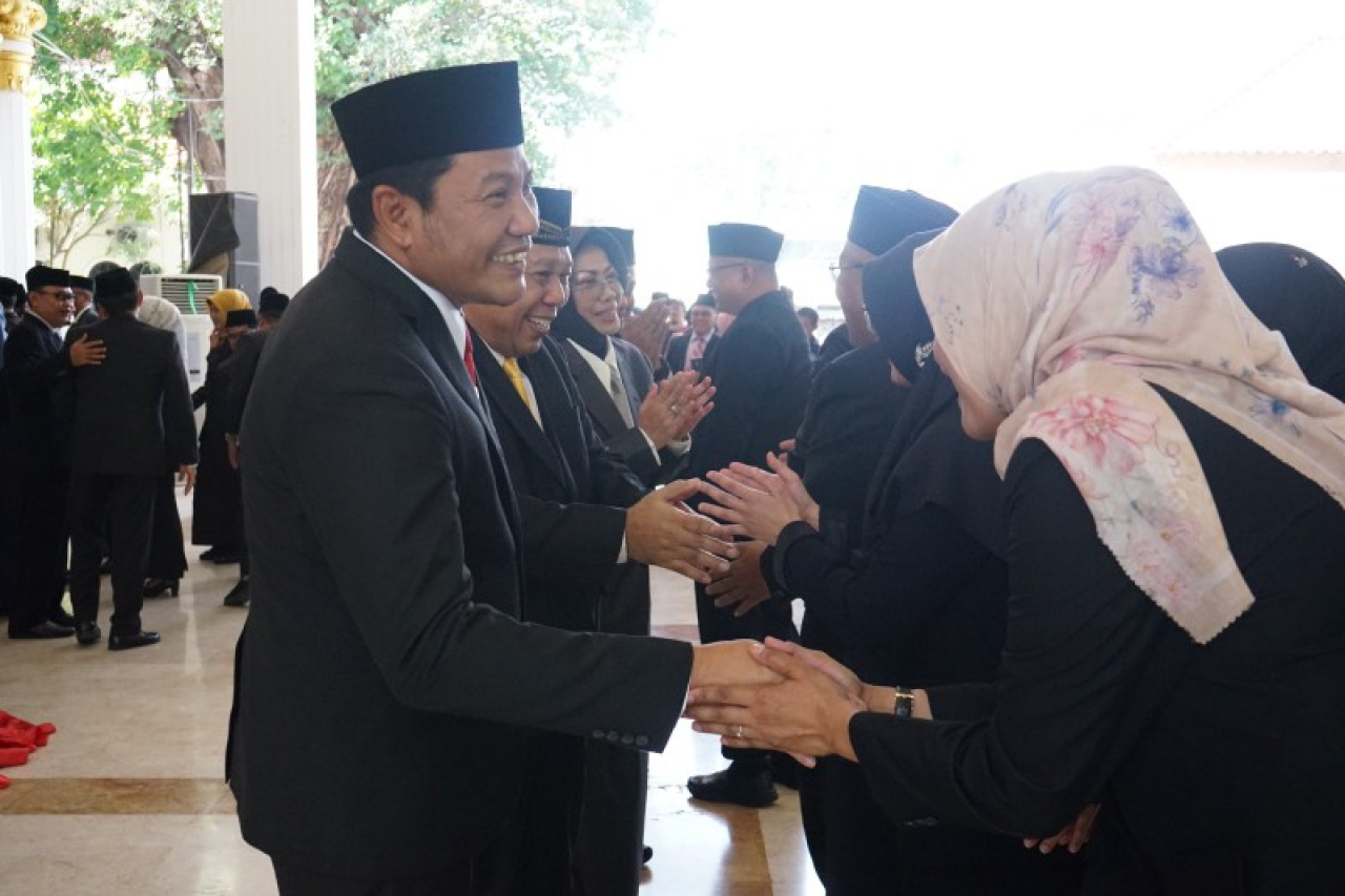 Bupati Sidoarjo, Subandi memberi ucapan selamat kepada pejabatnya yang dilantik di Pendopo Delta Wibawa Sidoarjo. (Ist)