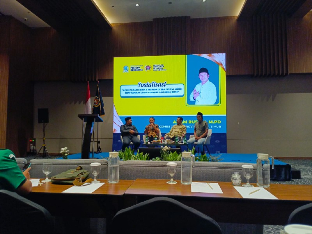 Ketua DPD Golkar Sidoarjo, Adam Rusydi, Ketua Ansor Choirul Mu'minin dan Ketua PWI Sidoarjo Mustain menjadi narasumber bertema Optimalisasi Media dan Pemuda di Era Digital di hotel Aston Sidoarjo. (Foto: Zainul/ B-news.id)