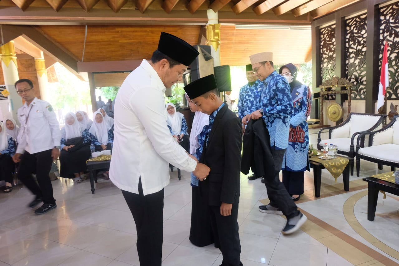 Bupati Sidoarjo, Subandi saat melepas kontingen MTQ ke XXXI 2025 ke Jember. (Ist)