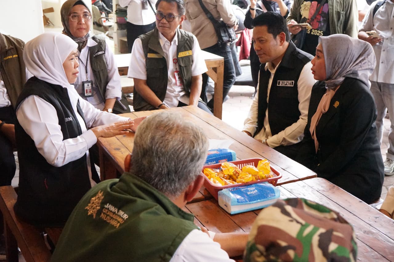 Gubernur Khofifah didampingi Kadis Pertanian Jatim, Heru Suseno dan Bupati Sidoarjo, Subandi saat meninjau harga kebutuhan pokok di Pasar Gedangan. (Ist)