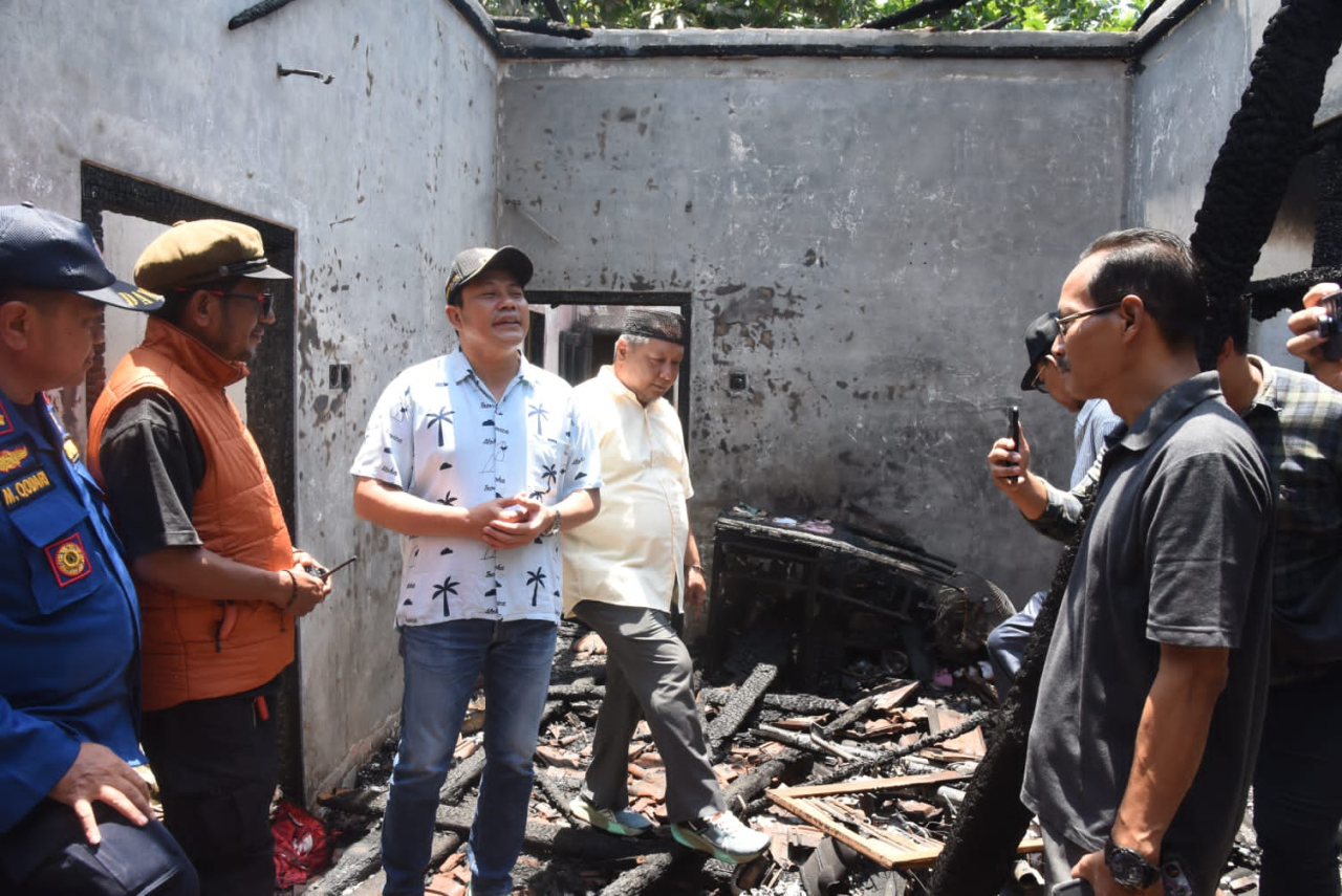 Bupati Subandi saat meninjau rumah Nur Halimah, warga Sedenganmijen Krian bersama Nizar anggota DPRD Sidoarjo,(ist)