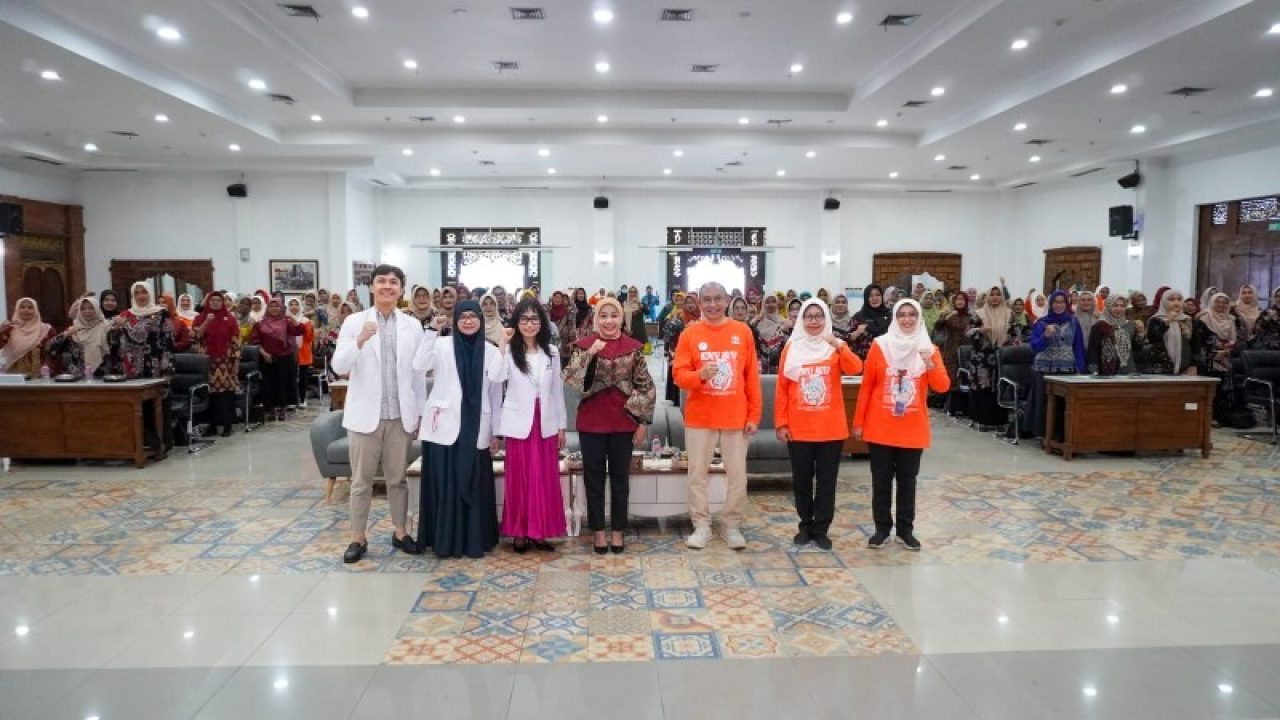 Ketua TP PKK Sidoarjo, Dr Sriatun Subandi bersama Direktur RSUD R.T. Notopuro dr Atok Irawan Sp.P M.Kes usai kegiatan. (Ist)