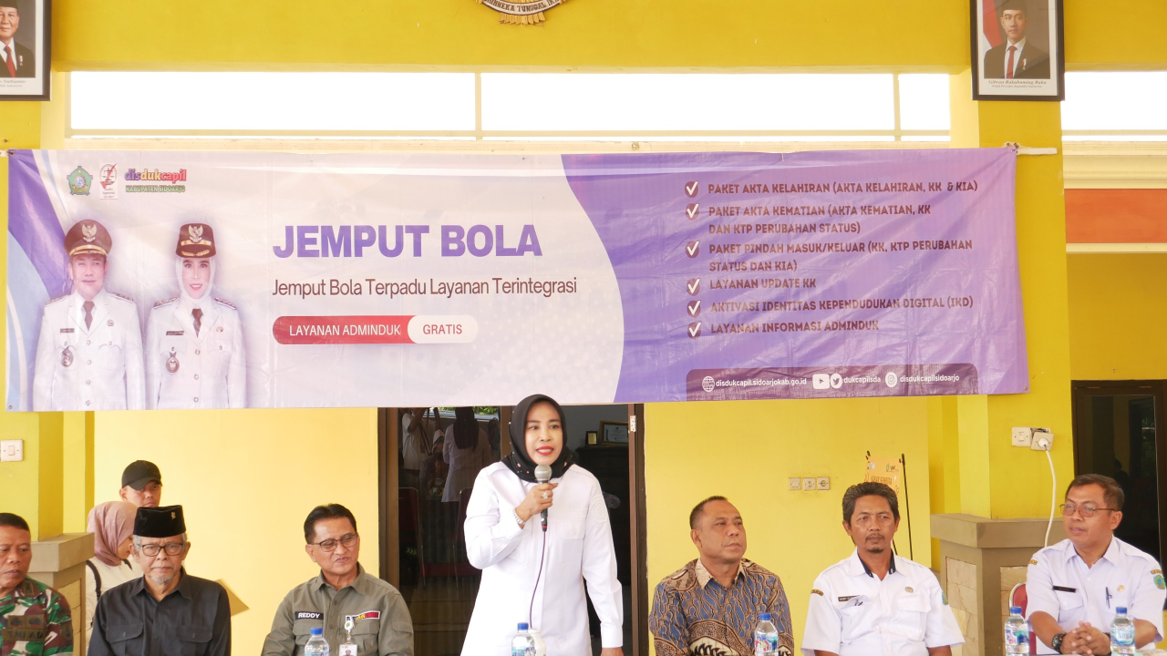 Wakil Bupati Sidoarjo, Mimik Idayana hadir untuk meninjau langsung dan memberikan apresiasi atas inisiatif layanan Adminduk di Kantor Desa Mergosari Tarik. (Ist)