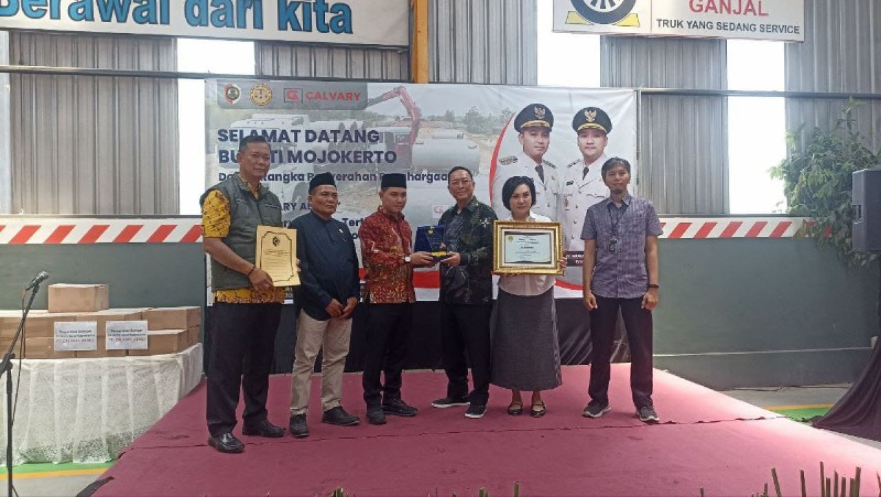 Bupati Mojokerto Gus Barra menyerahkan penghargaan kepada Dirut. PT. Calvary Abadi. (ist)