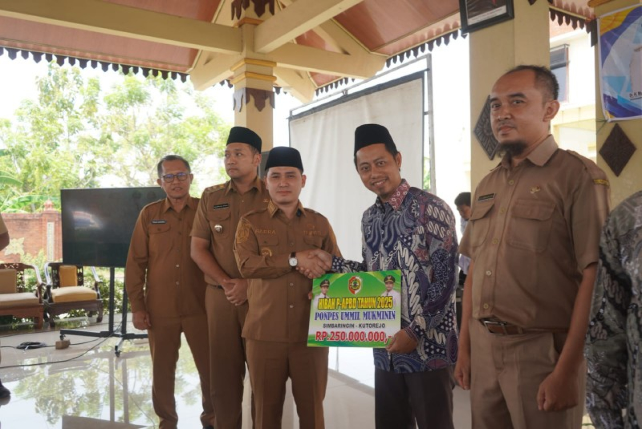 Bupati Mojokerto Gus Barra Serahkan Bantuan Dana Hibah kepada 65 Lembaga Keagamaan