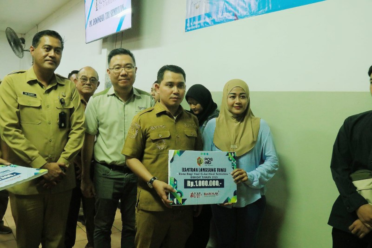 Bupati Gus Barra menyerahkan BLT DBHCHT kepada buruh pabrik rokok. (ist)