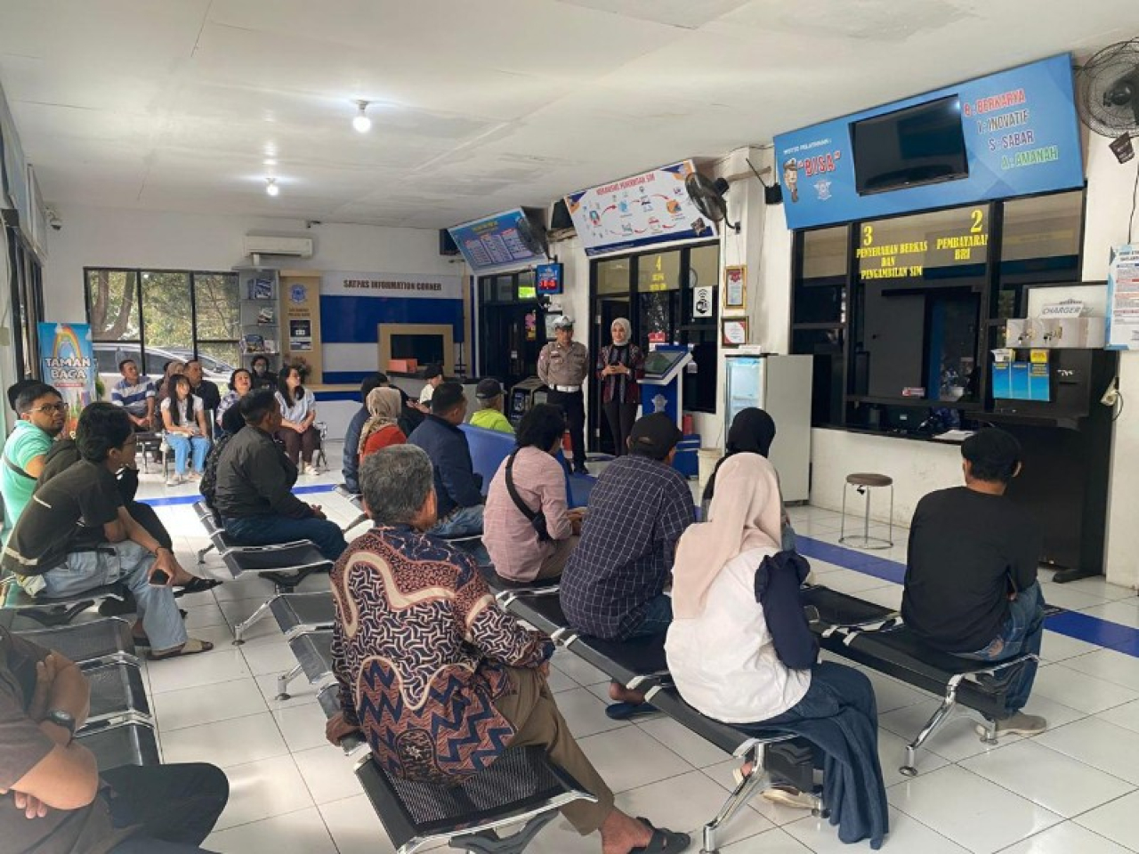 Sat Lantas Polres Batu, Ketika mensosialisasikan keselamatan berkendara kepada para pemohon SIM di ruang tunggu Satpas, Mapolres Batu. (ist)