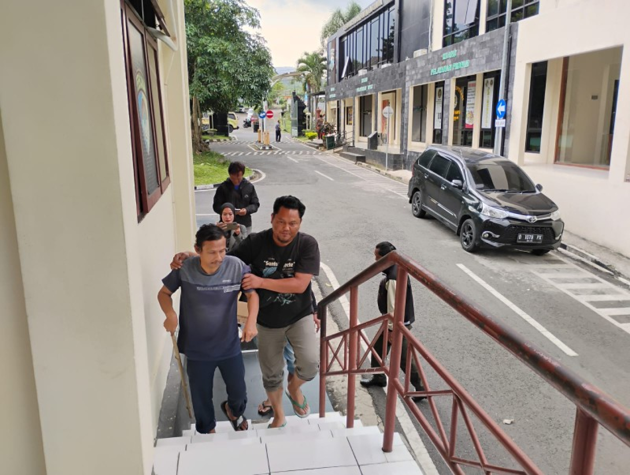 Tim Singo Batu dari Sat Reskrim Polres Batu, saat mengamankan pelaku. (ist)