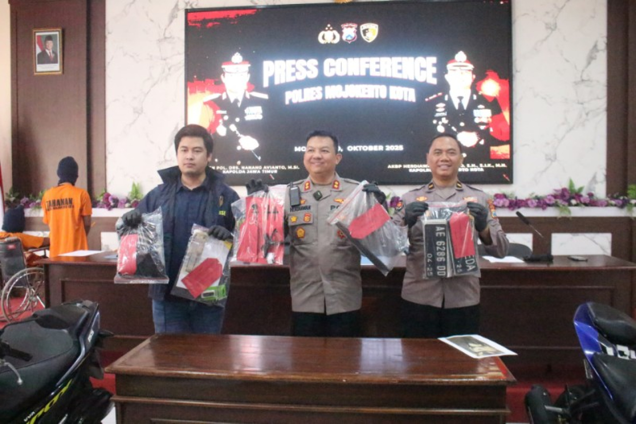 Kapolres Mojokerto Kota AKBP Herdiawan Arifianto saat konferensi pers terkait pengungkapan kasus curanmor. ( ist)