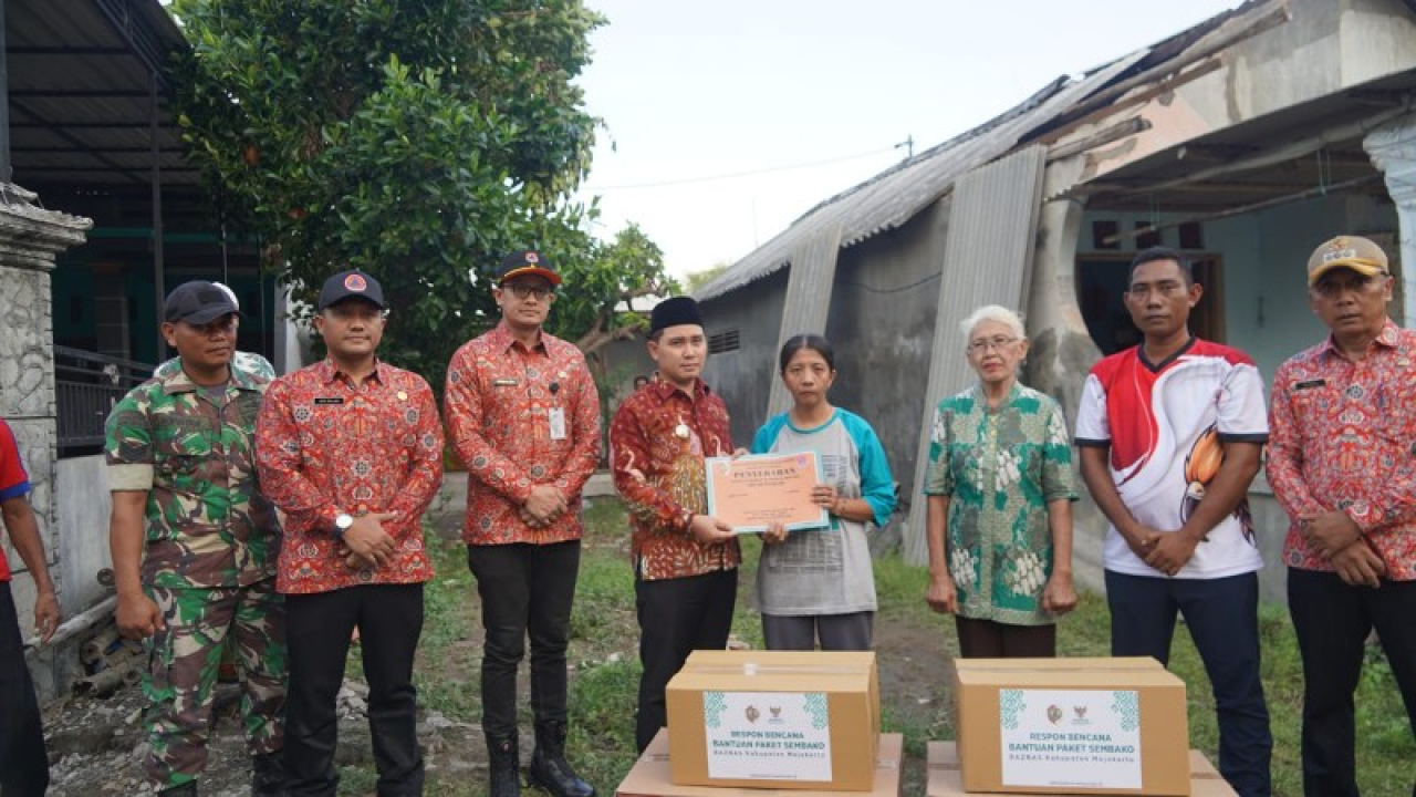 Bupati Albarra Serahkan Bantuan Material dan Sembako untuk Korban Angin Ribut di Mojokerto