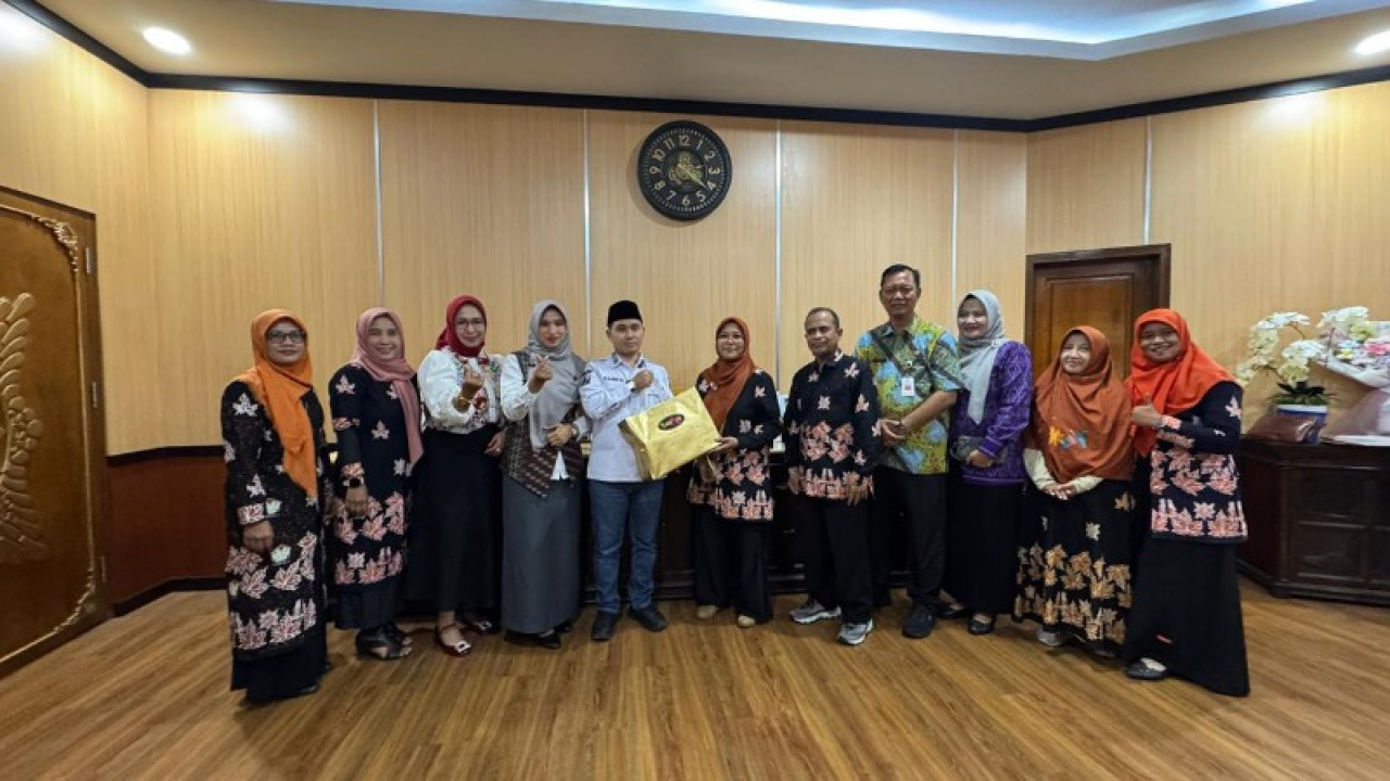 Bupati Mojokerto Gus Barra foto bersama anggota Hipemika. (ist)