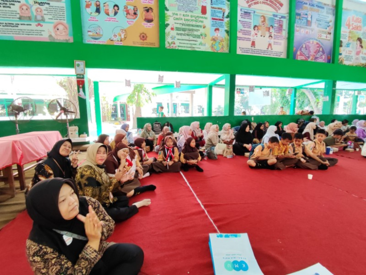 Orang tua dan siswa mendengarkan paparan pengelolaan limbah rumah tangga  (ist)