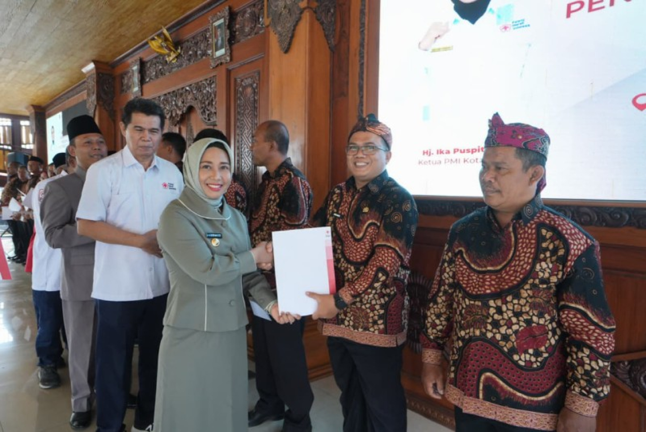 Wali Kota Mojokerto Ning Ita berikan penghargaan kepada 17 pendonor sukarela. (ist)