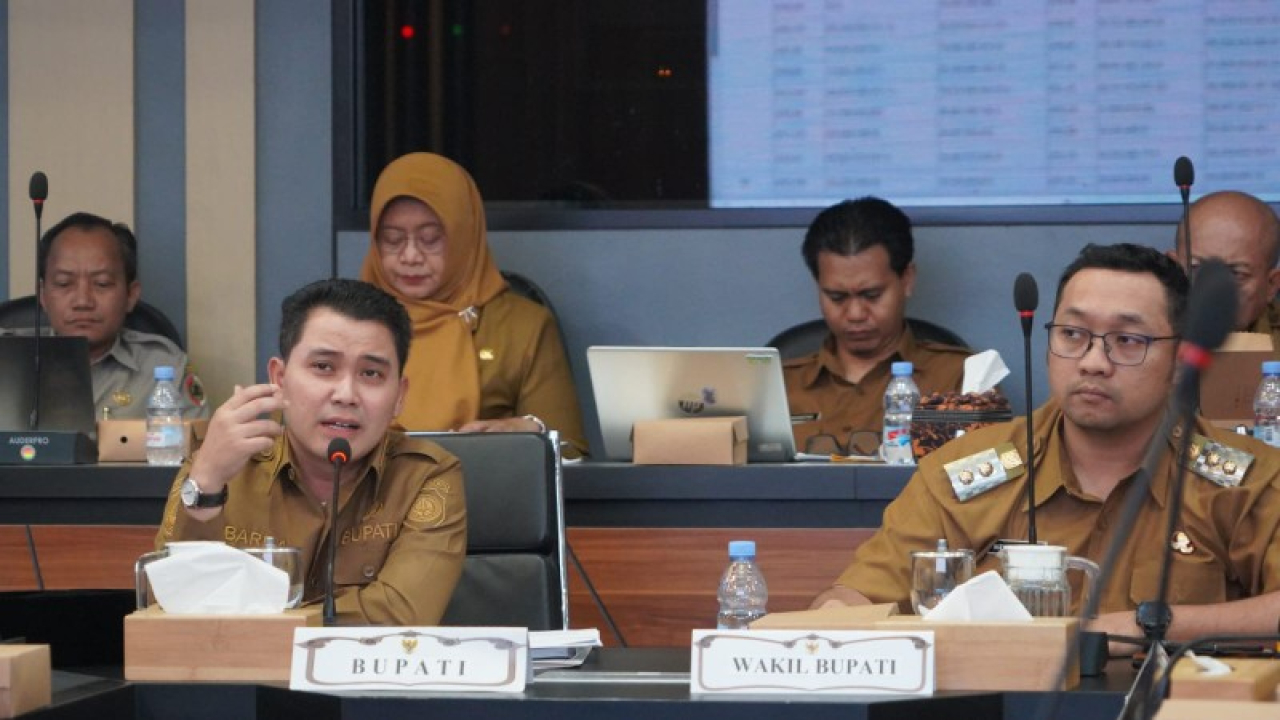 Bupati Mojokerto Gus Barra dan Wabup Rizal Octavian dalam rapat program percepatan penguatan kemandirian fiskal daerah. (ist)