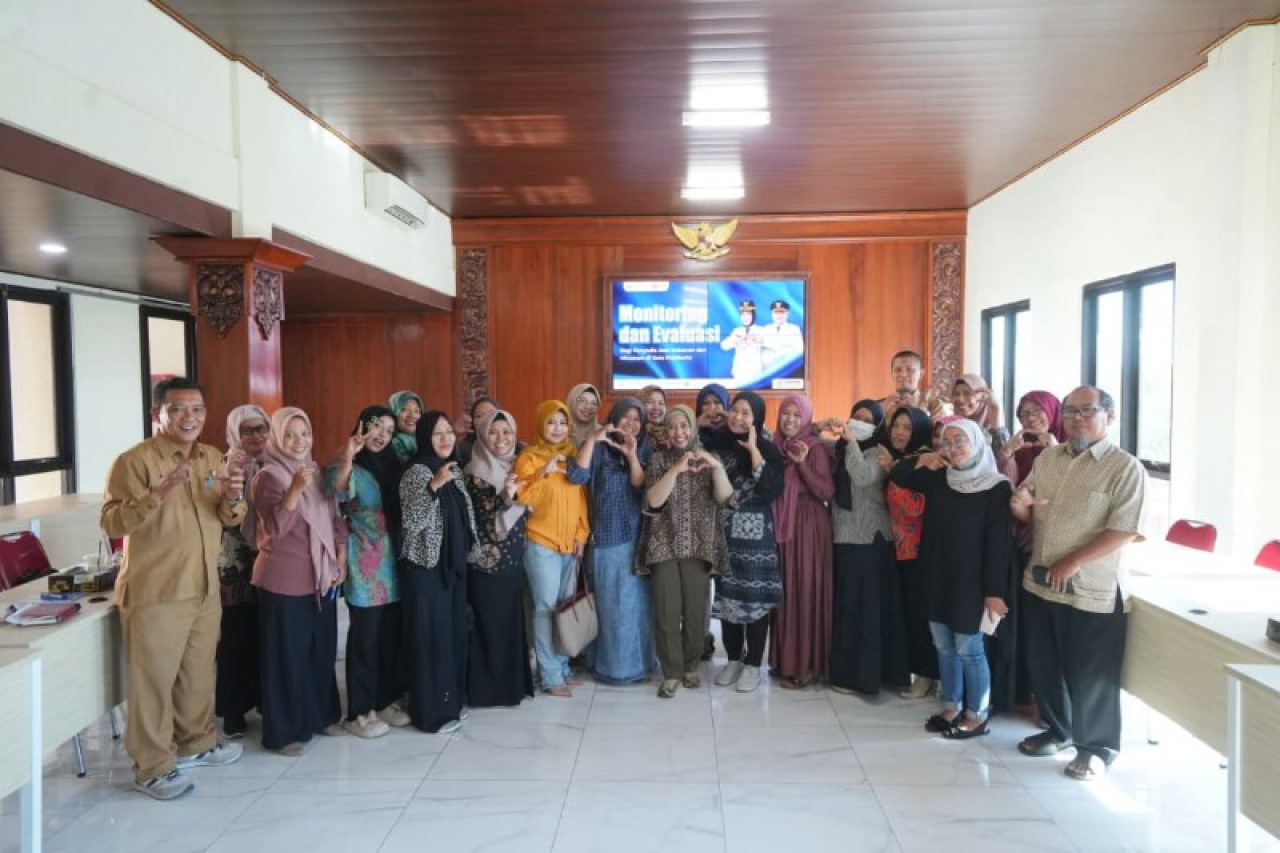 Wali Kota Mojokerto Ning Ita foto bersama UMKM dalam monev E-katalog. (ist)