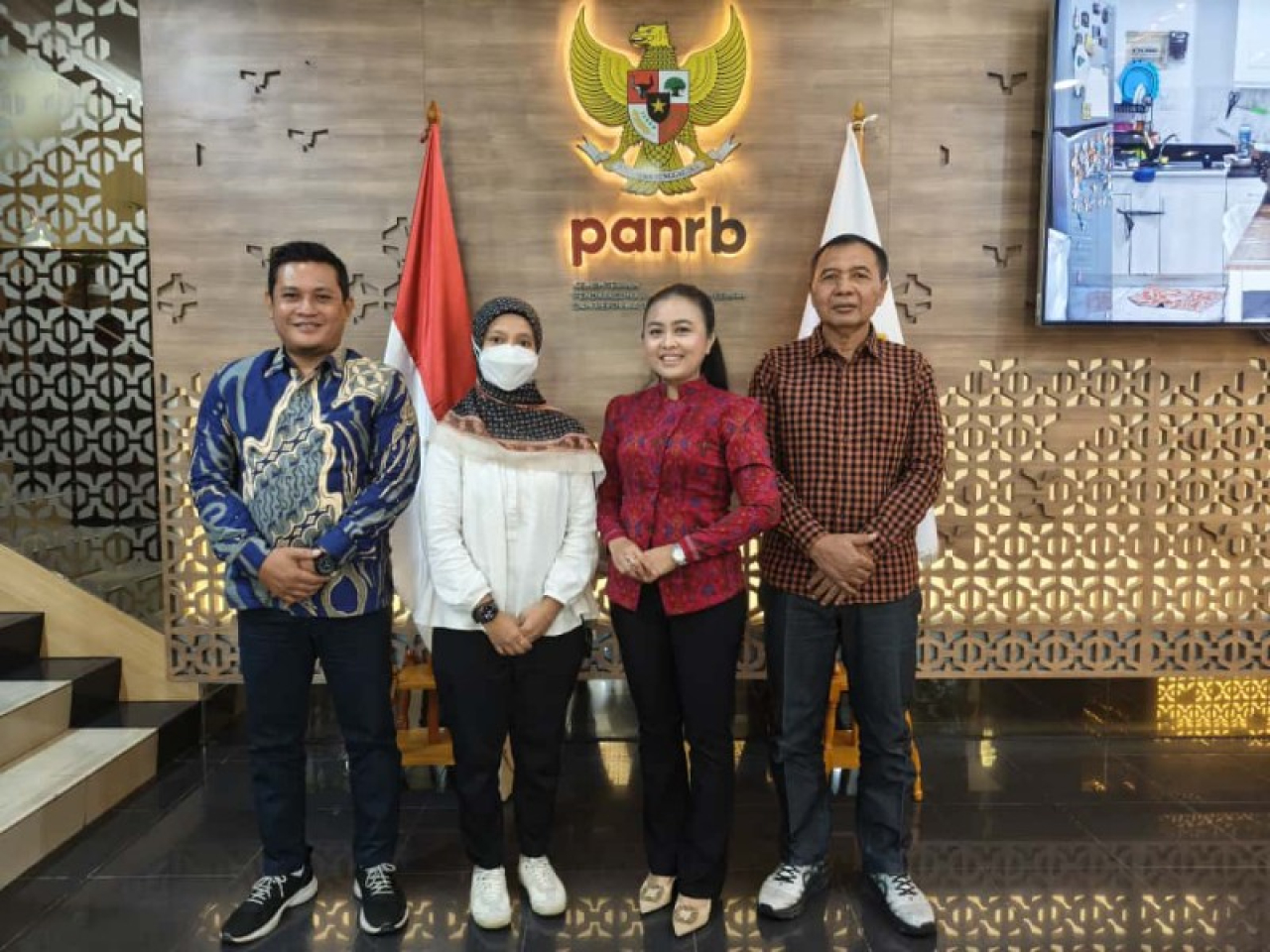 Pimpinan DPRD Kota Mojokerto saat foto bersama dengan menteri KemenPAN-RB RI Rini Widyantini. (ist)