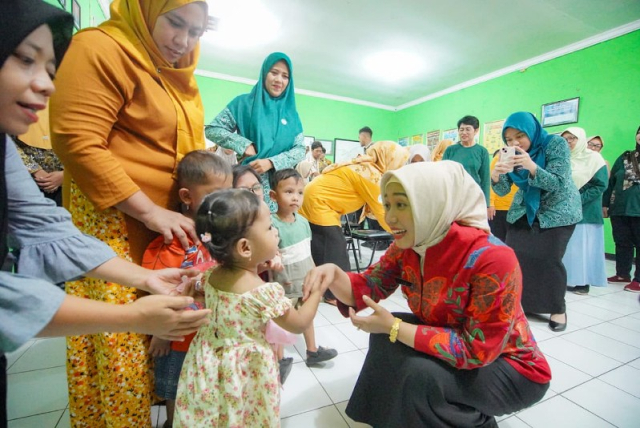 Wali Kota Ning Ita menyapa ramah para balita. (ist)