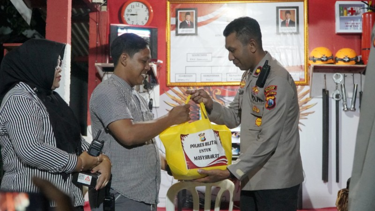 Penyerahan sarana kontak tersebut dilakukan oleh Kapolres Blitar AKBP Arif Fazlurrahman, S.H., S.I.K., M.Si melalui Wakapolres Blitar, Kompol Fadillah Langko Kasim Panara, S.I.P., S.I.K., M.M, pada Kamis malam.. (ist)