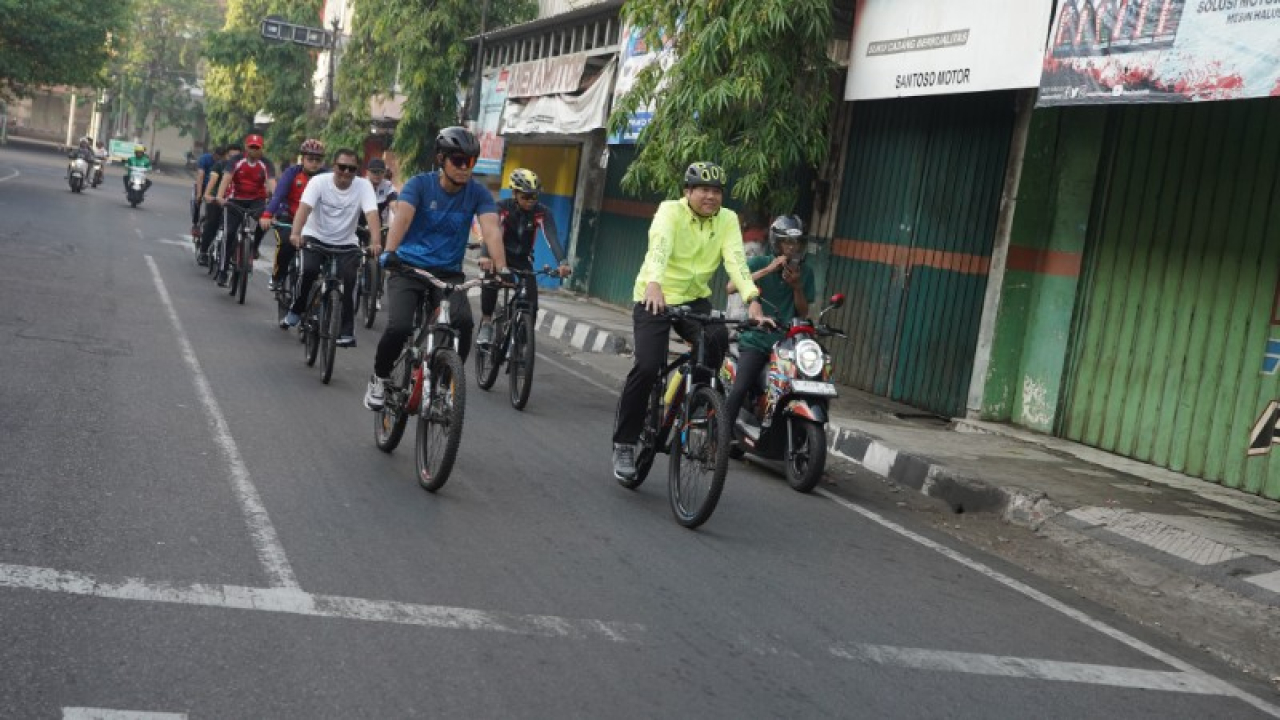 Kapolres Mojokerto Kota AKBP Herdiawan Arifianto gowes pagi pantau kondisi kamtibmas. (ist)