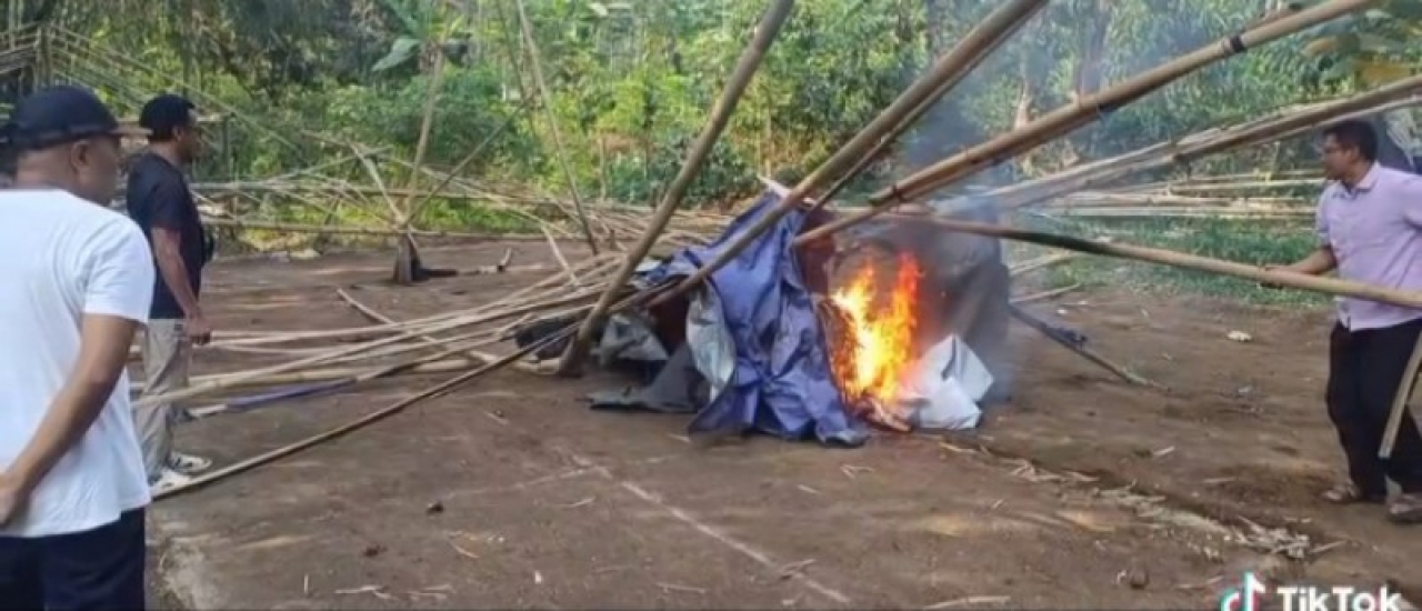 kandang sabung ayam dibakar. (ist)