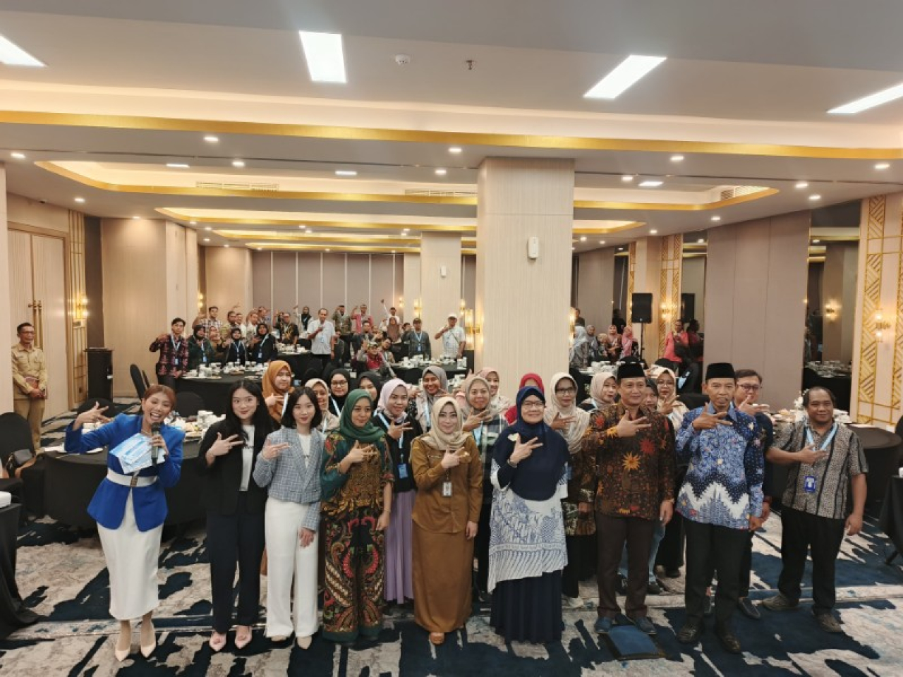 Kepala Disporapar Kota Mojokerto Ani Wijaya foto bersama UMKM peserta pelatihan Skill Advertising di Aston Hotel. (ist)