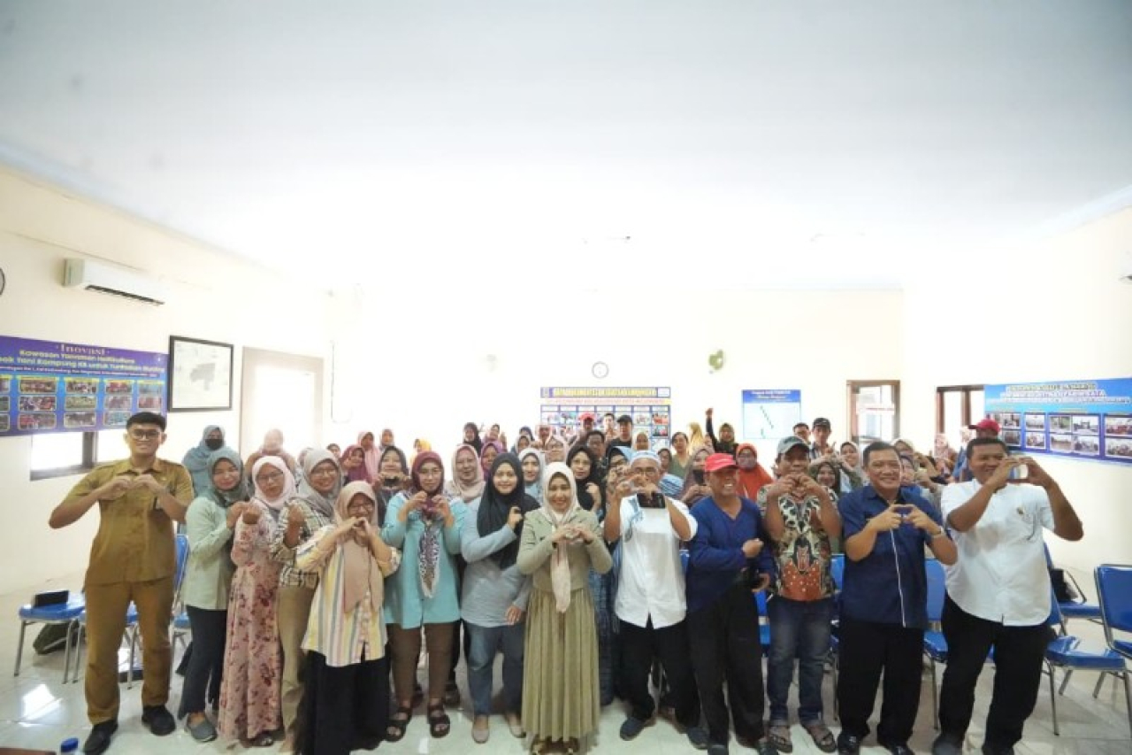 Wali Kota Mojokerto Ika Puspitasari foto bersama para UMKM di Kelurahan Kedundung. (ist)