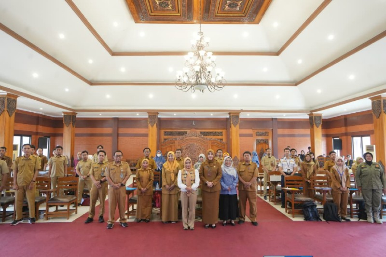 Wali Kota Mojokerto Ika Puspitasari foto bersama para peserta pelatihan teknis Tanggap Insiden Siber. (ist)