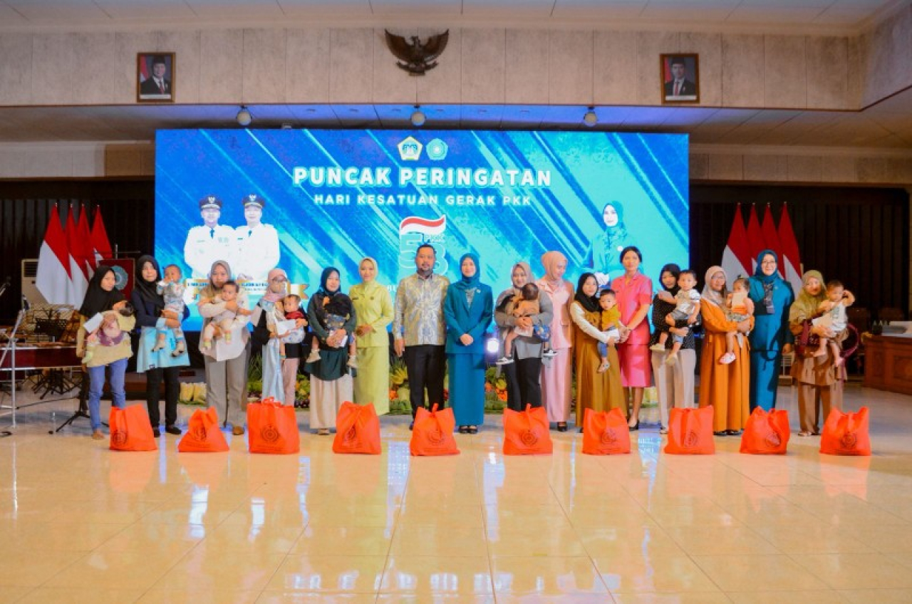 Ketua Tim penggerak PKK kabupaten bersama ibu ibu dan anaknya. (ist)