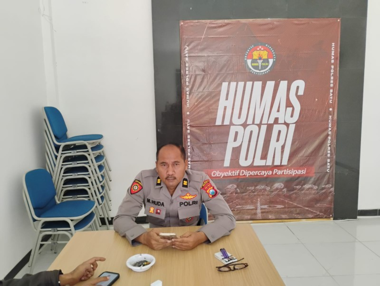 Plh Kasi Humas Polres Batu, Iptu M. Huda Rohman, saat tengah diwawancarai awak media.(ist)