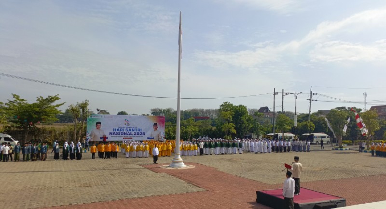 Wakil Bupati Pasuruan Shobih Asrori menjadi pembina Apel Hari Santri Nasional Tahun 2025 di halaman kantor Bupati Pasuruan. (foto: zainul/ B-news.id)