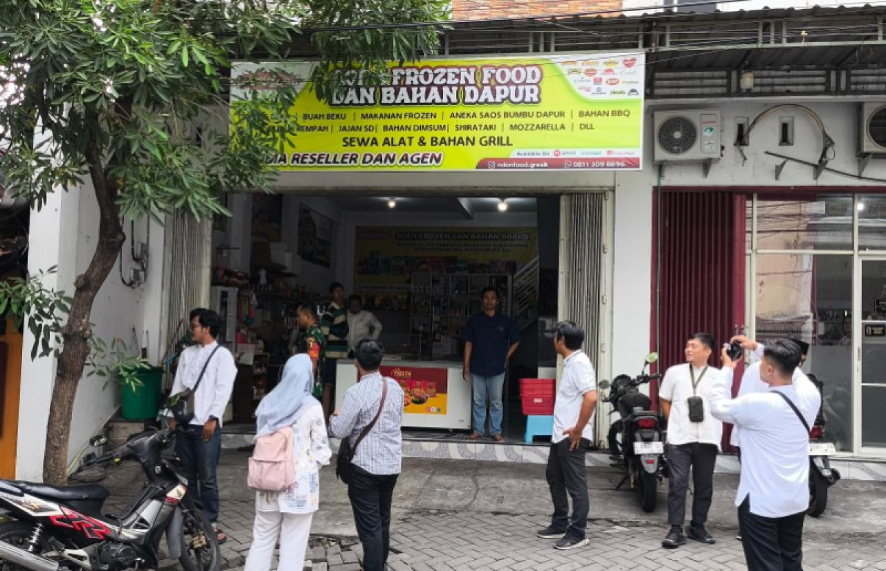 Petugas SPPG di depan gerai suplayer pada MBG. (ist)