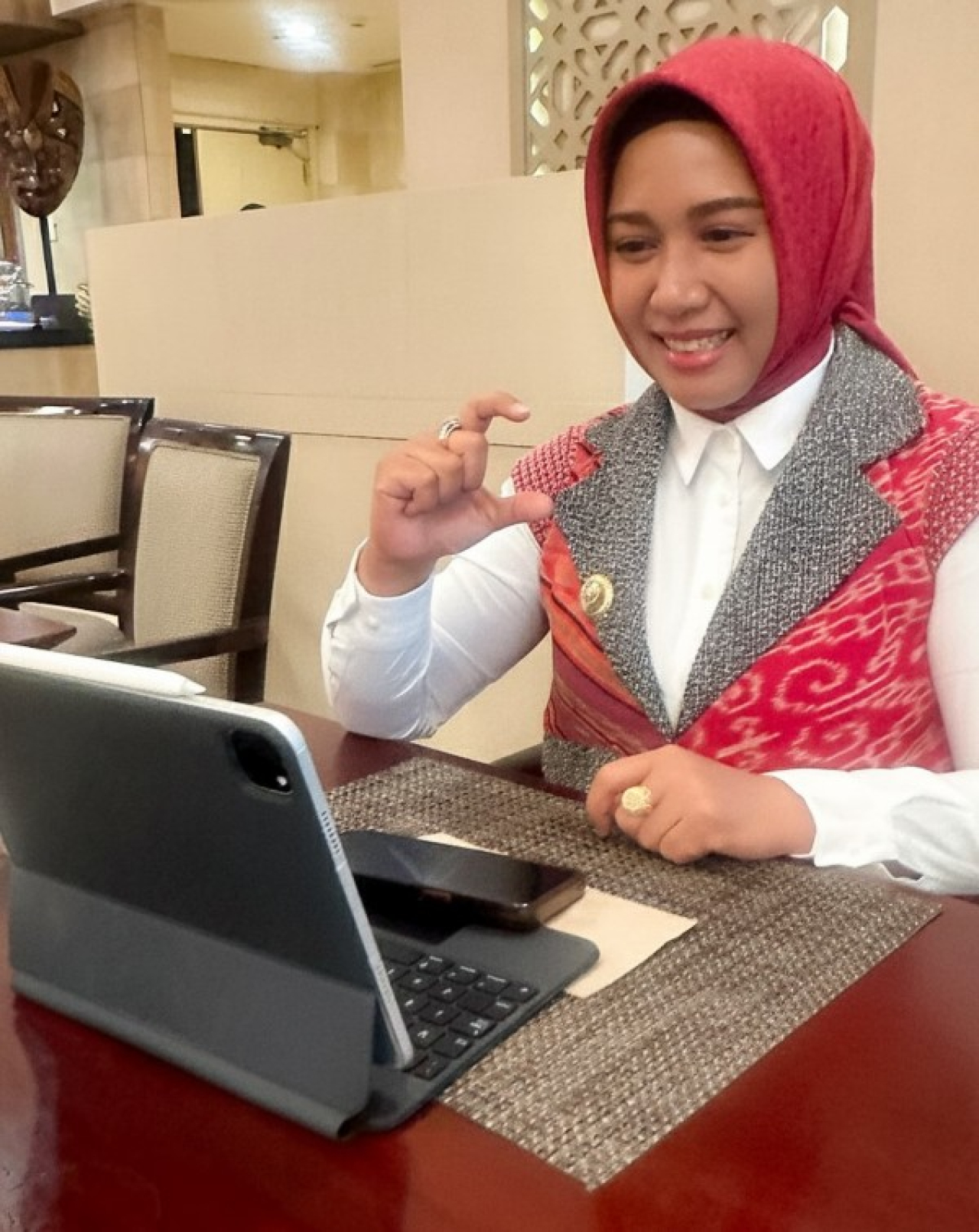 Wali Kota Ning Ita dengan penuh semangat menyampaikan apa-apa yang menjadi komitmen Pemkot terkait keterbukaan informasi publik. (ist)