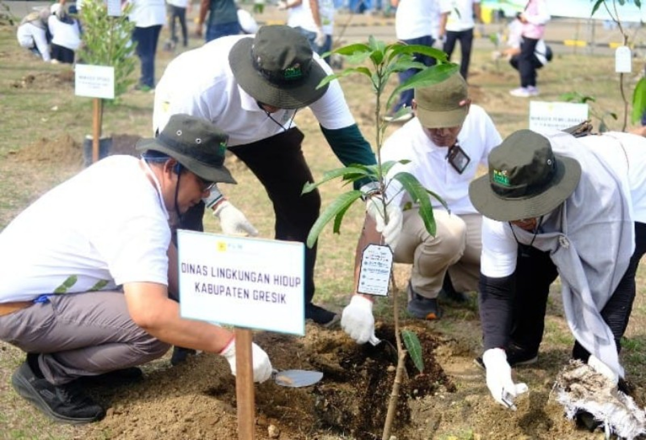 Senior Manajer PT PLN NP UP Gresik dan Dinas Lingkungan Hidup menanam pohon. (ist)